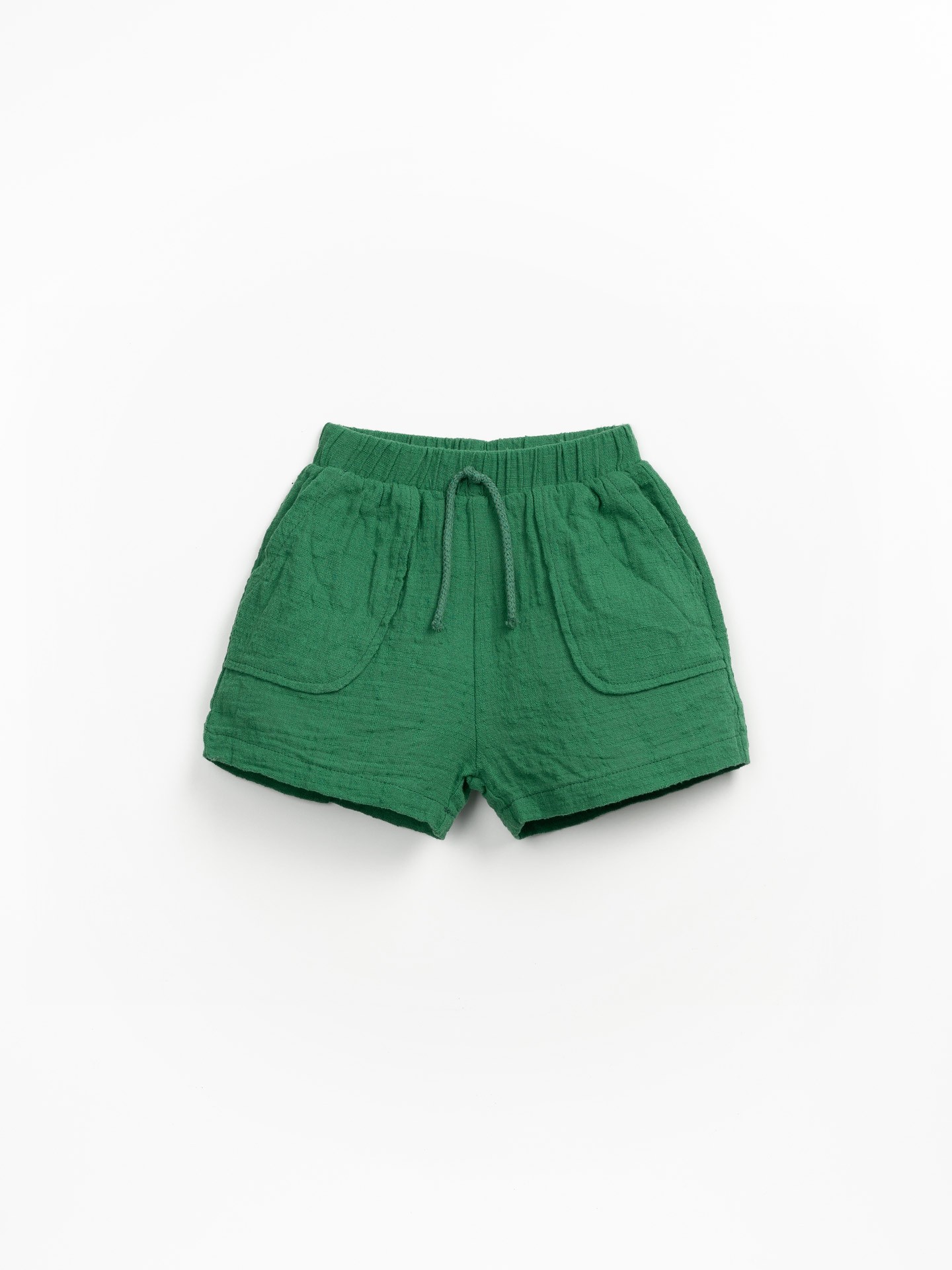 Calção de tecido com bolsos