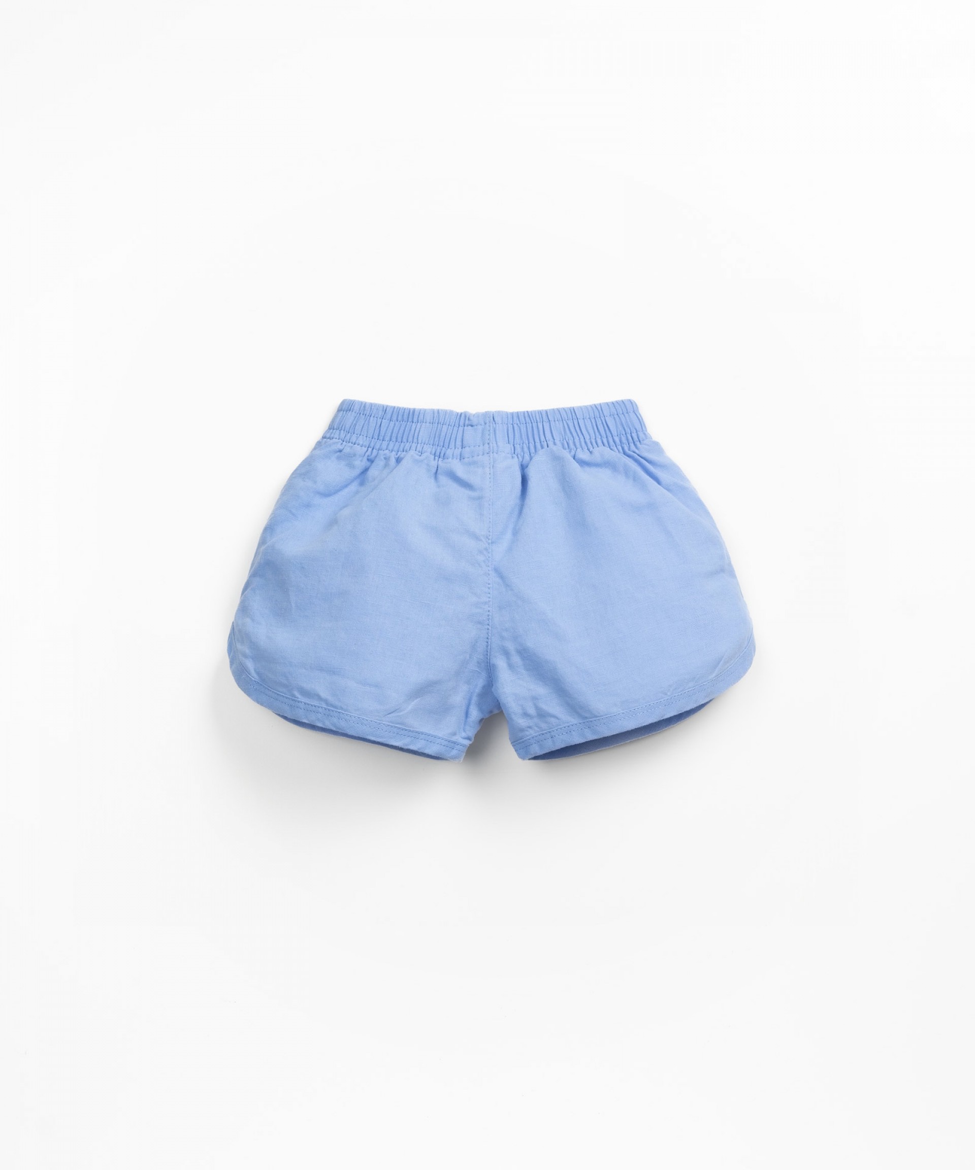 Pantaln corto con botn de coco decorativo