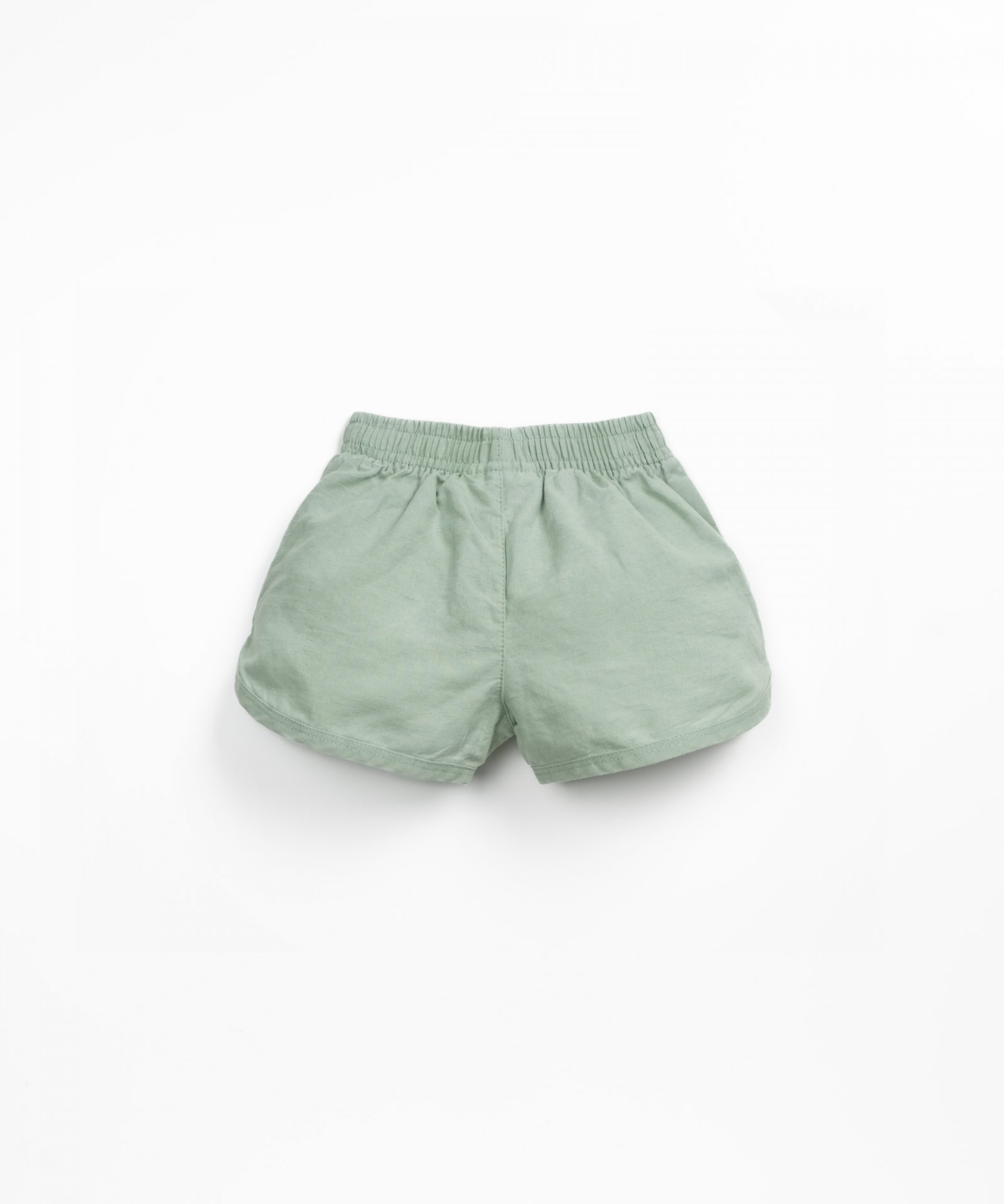 Shorts with decorative coconut button