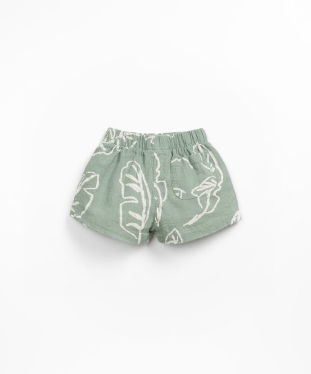 Organic cotton shorts with leaf print