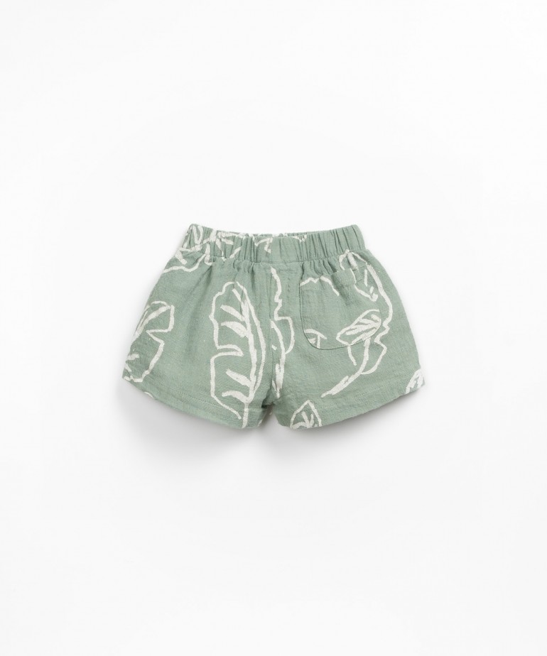 Organic cotton shorts with leaf print