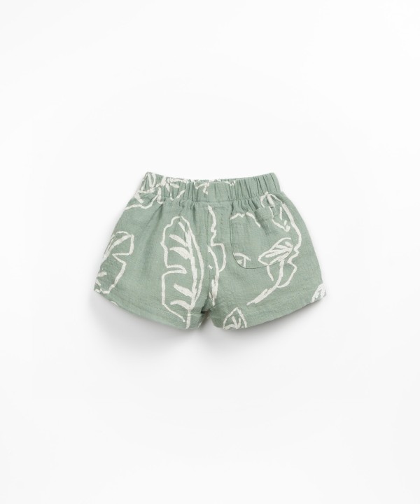 Organic cotton shorts with leaf print