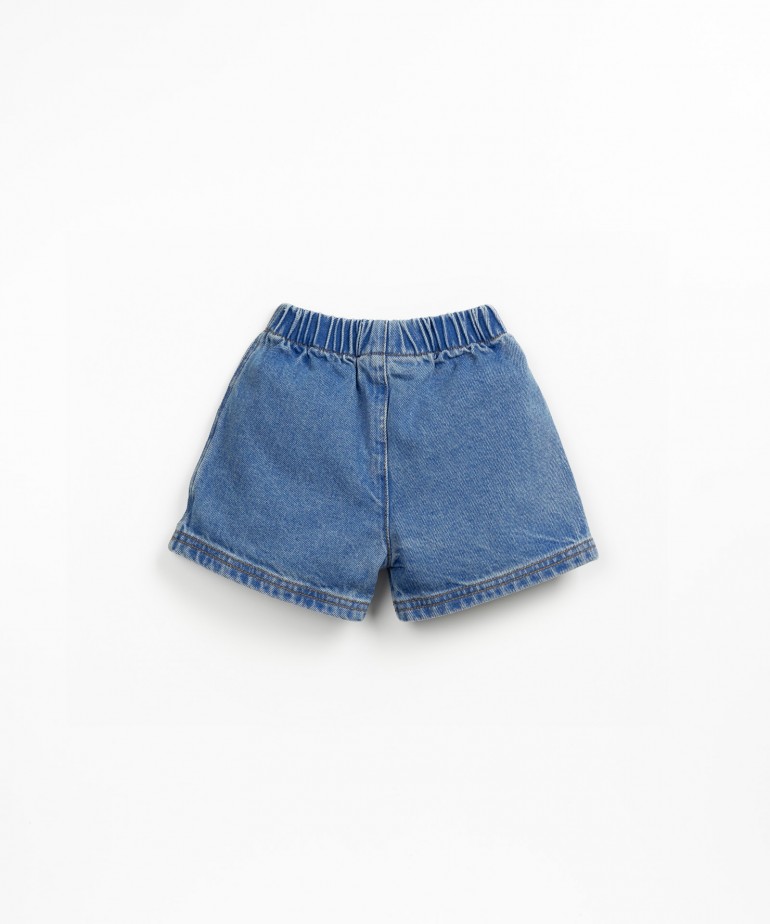 Denim shorts with pockets