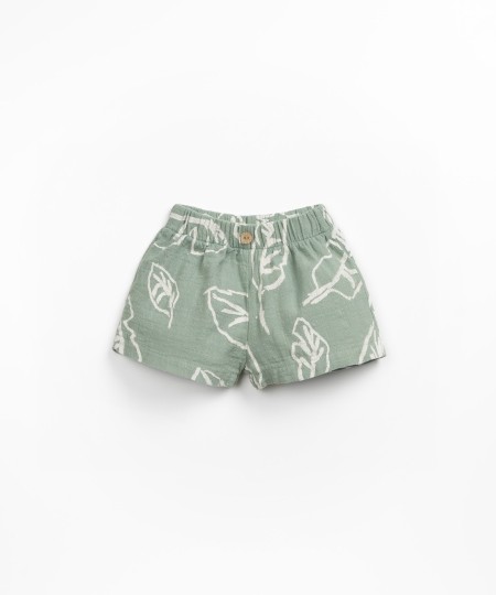 Organic cotton shorts with leaf print
