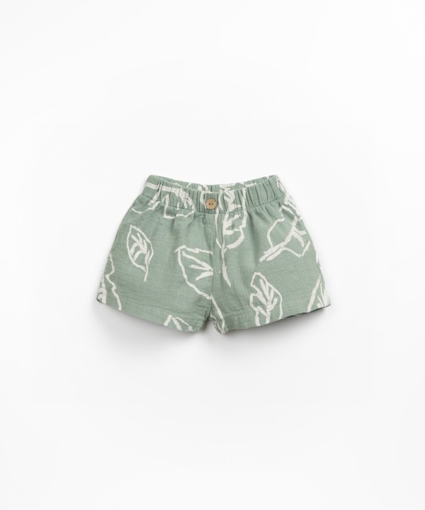 Organic cotton shorts with leaf print