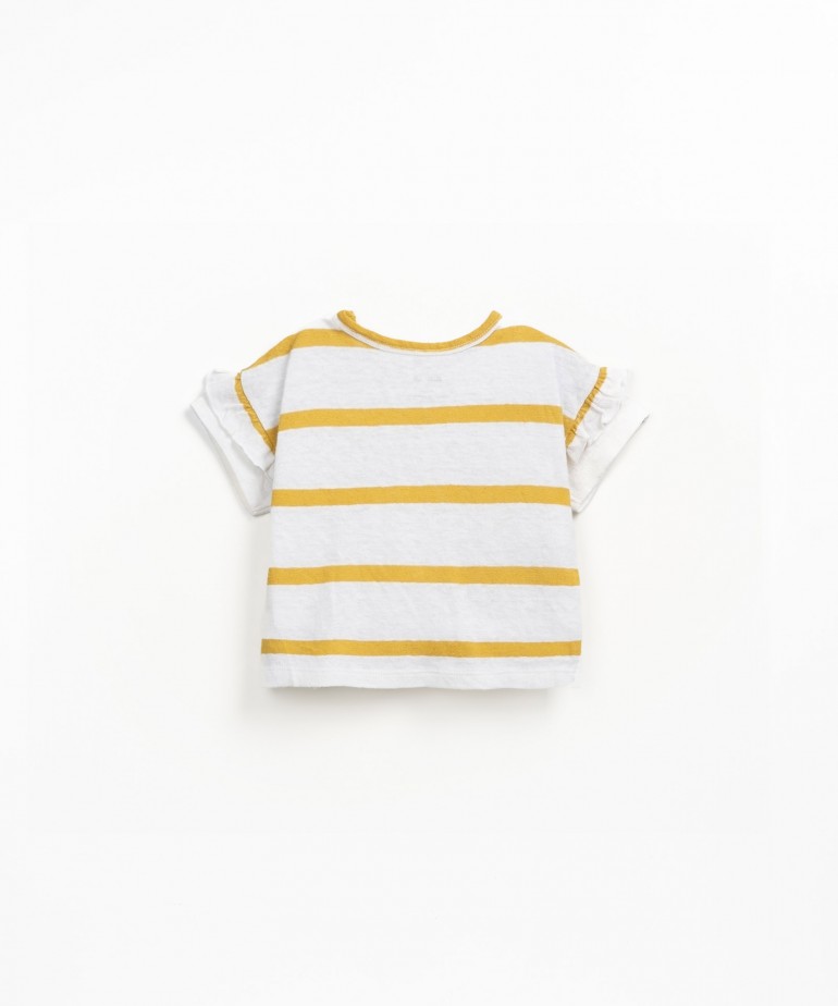 Camiseta con volante en las mangas