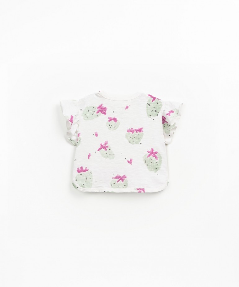 Short-sleeved t-shirt with strawberry print