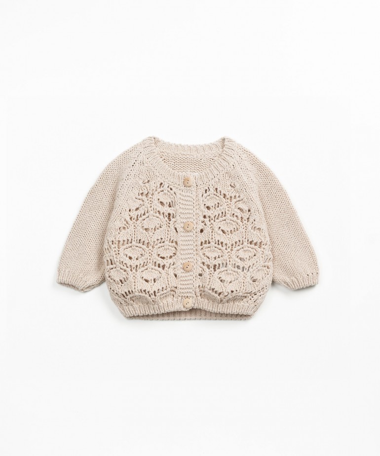 Casaco tricot com botes de madeira