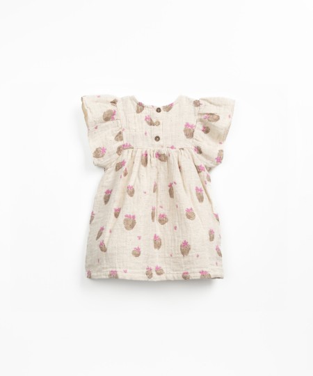 Vestido de tecido com estampado de morangos