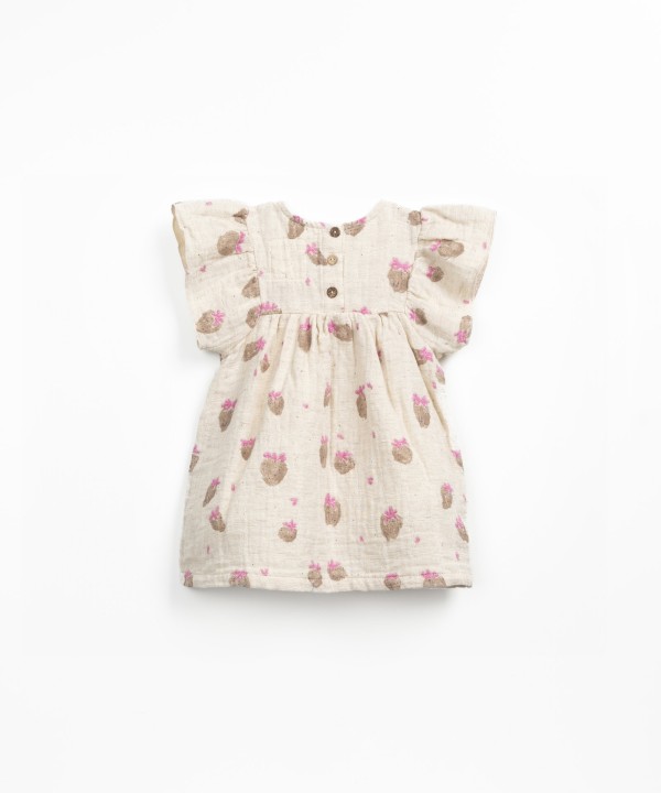 Vestido de tecido com estampado de morangos