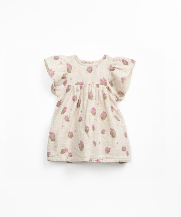 Vestido de tecido com estampado de morangos