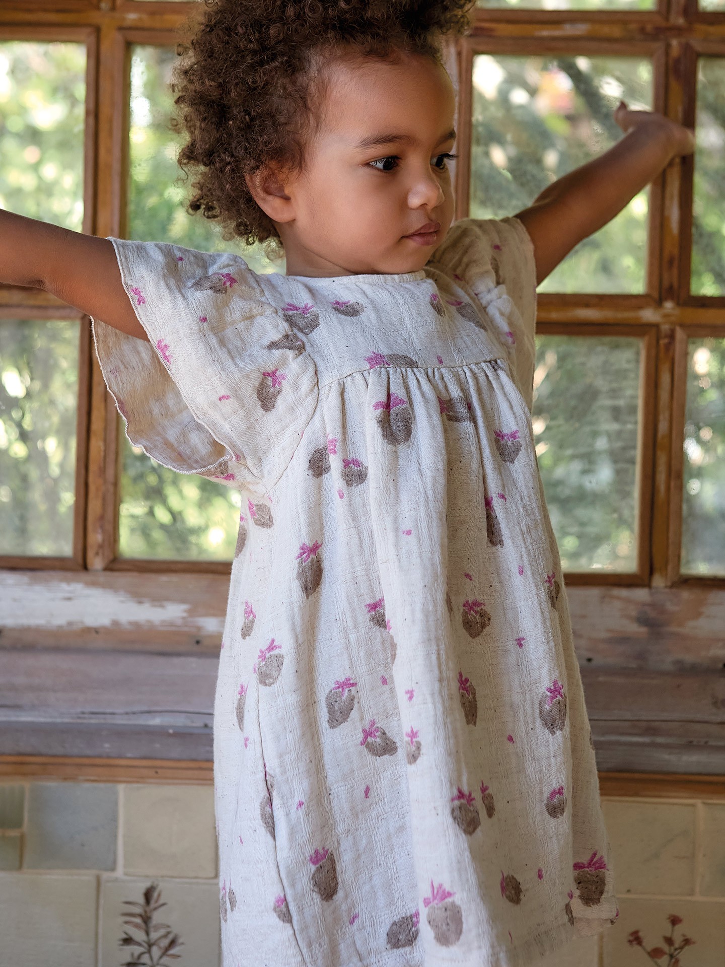 Vestido de tecido com estampado de morangos