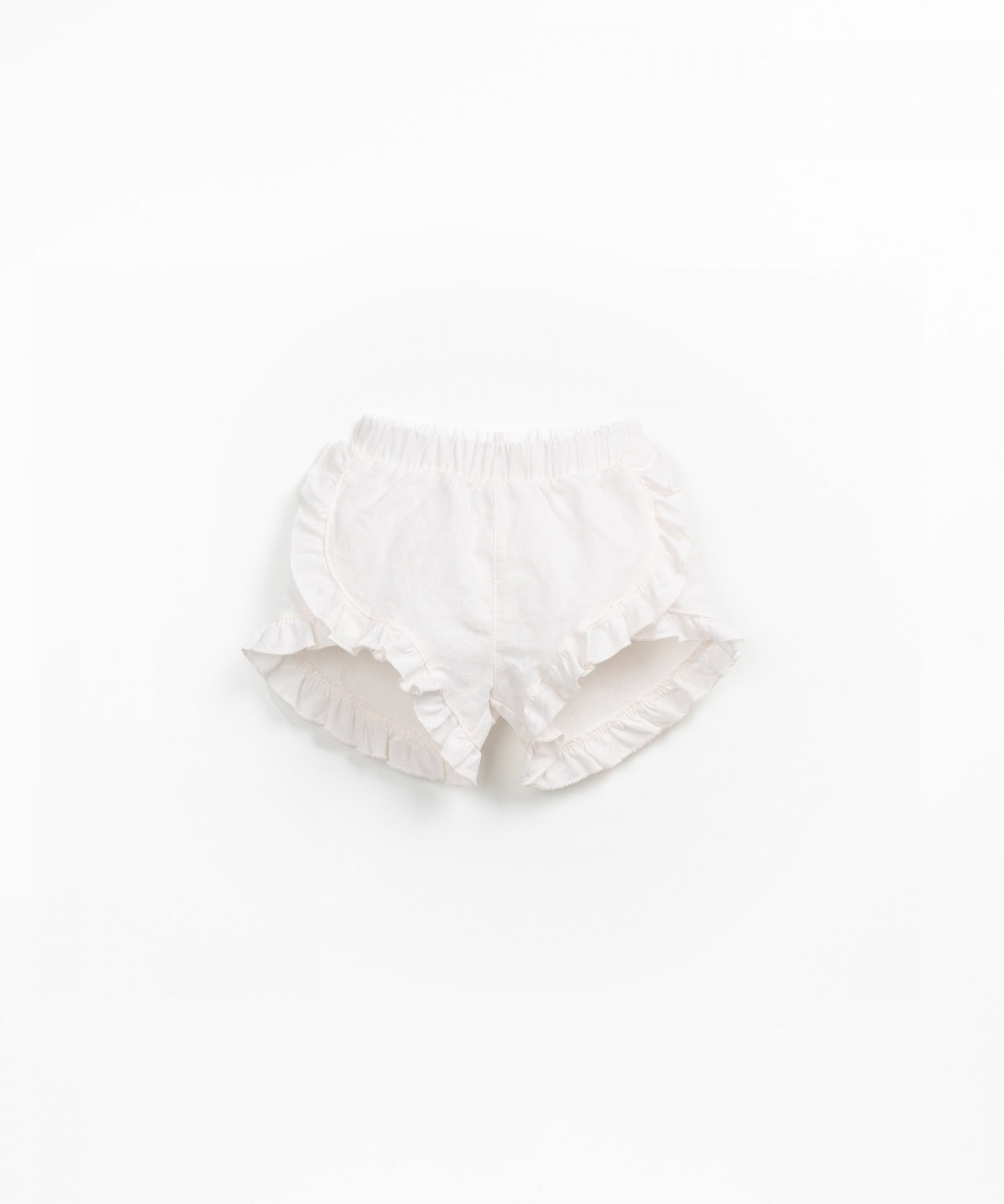 Pantaln corto de tela con volantes