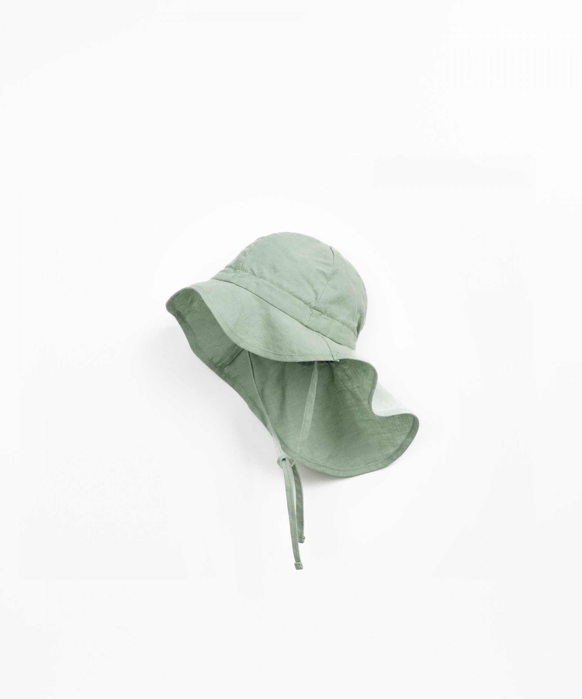 Sombrero de tela con ala asimtrica