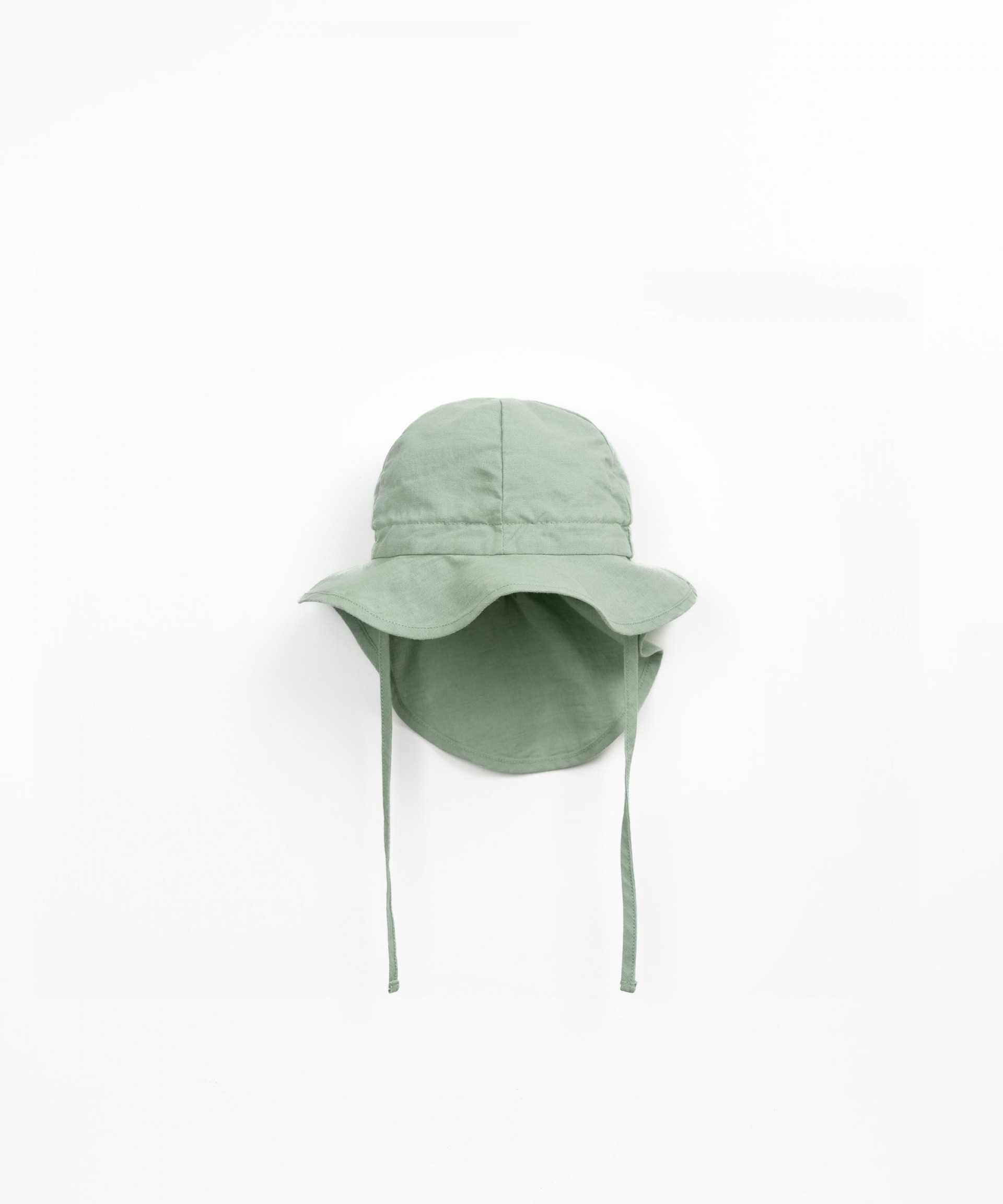 Sombrero de tela con ala asimtrica