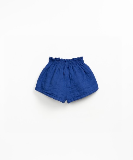 Pantalón corto de tela con cinturón elástico