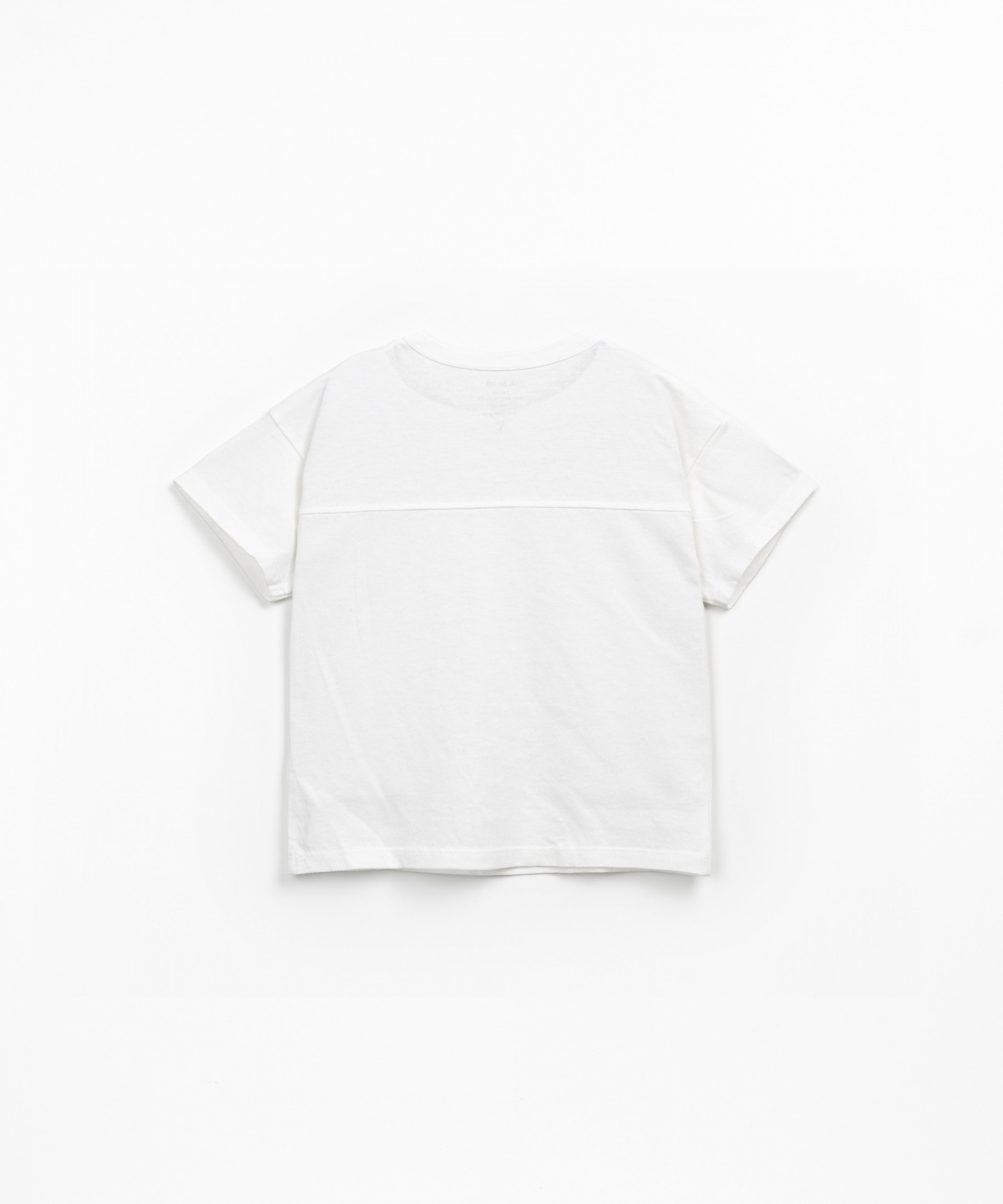 Camiseta con detalles de corte vivo