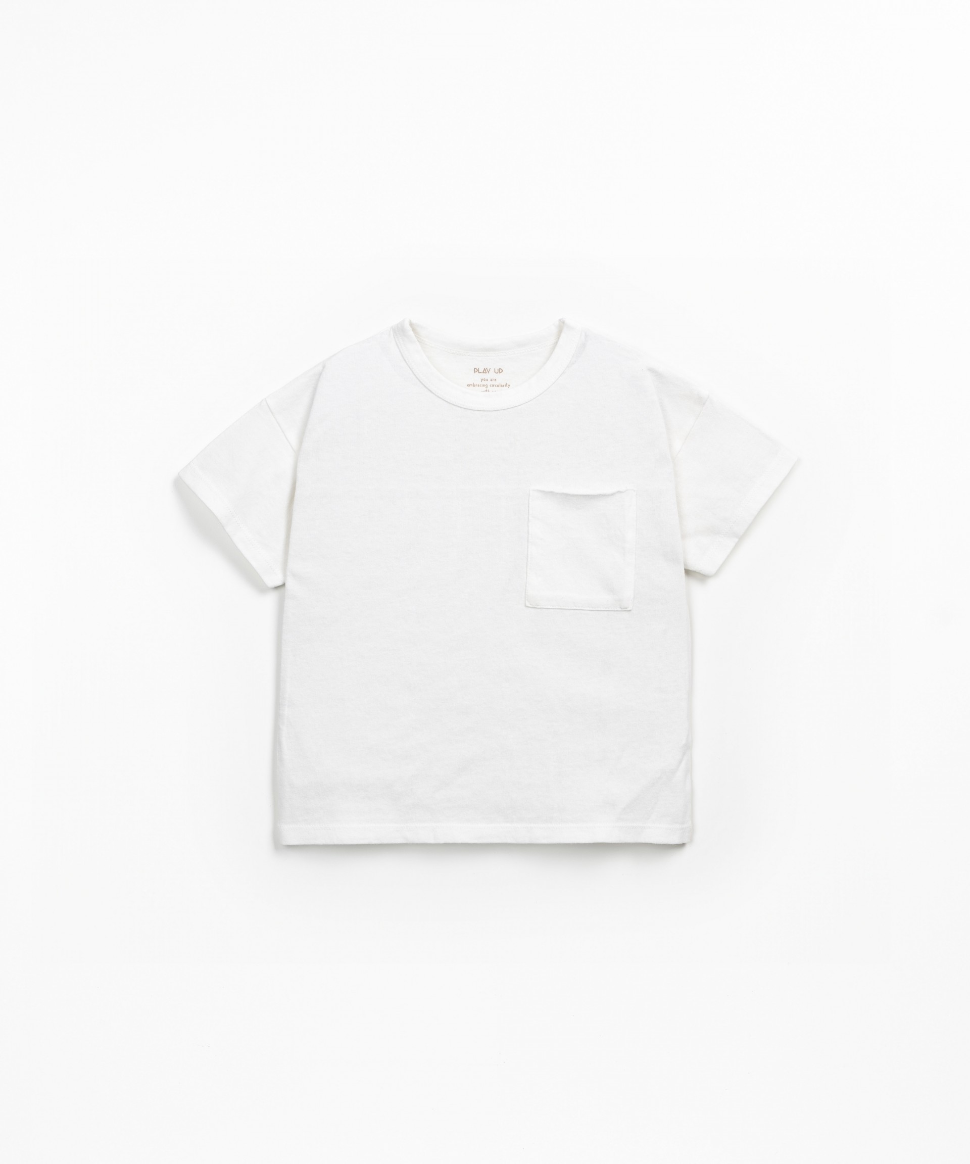 Camiseta con detalles de corte vivo
