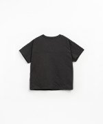 Camiseta con detalles de corte vivo