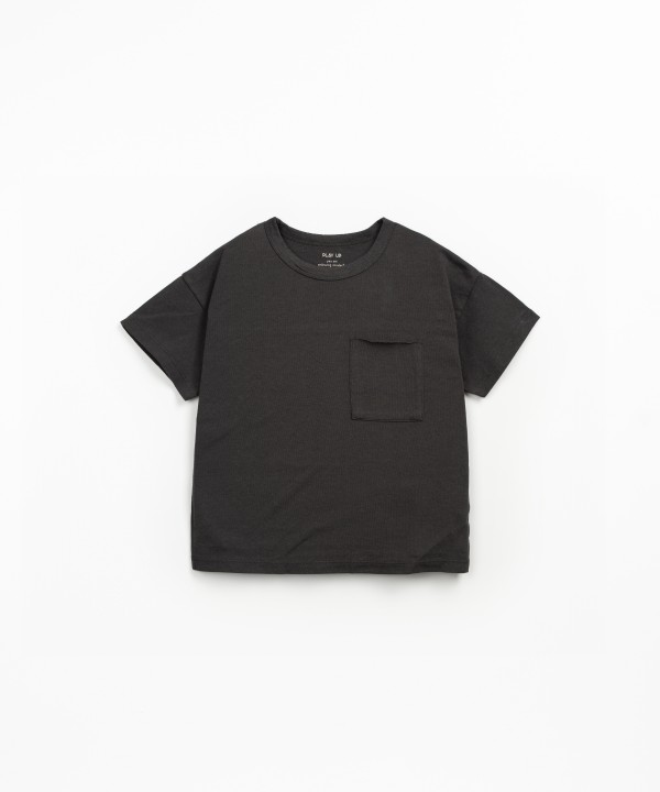 Short sleeve t-shirt with a blend of organic cotton and recycled cotton