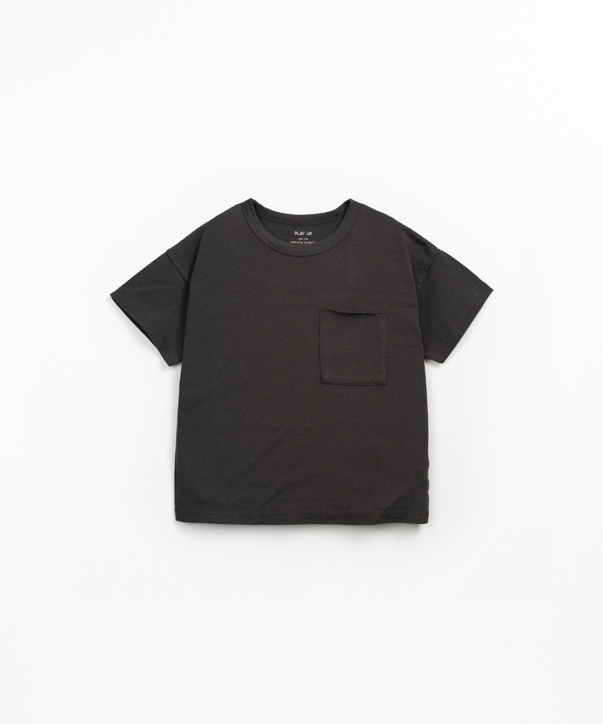 Camiseta con detalles de corte vivo