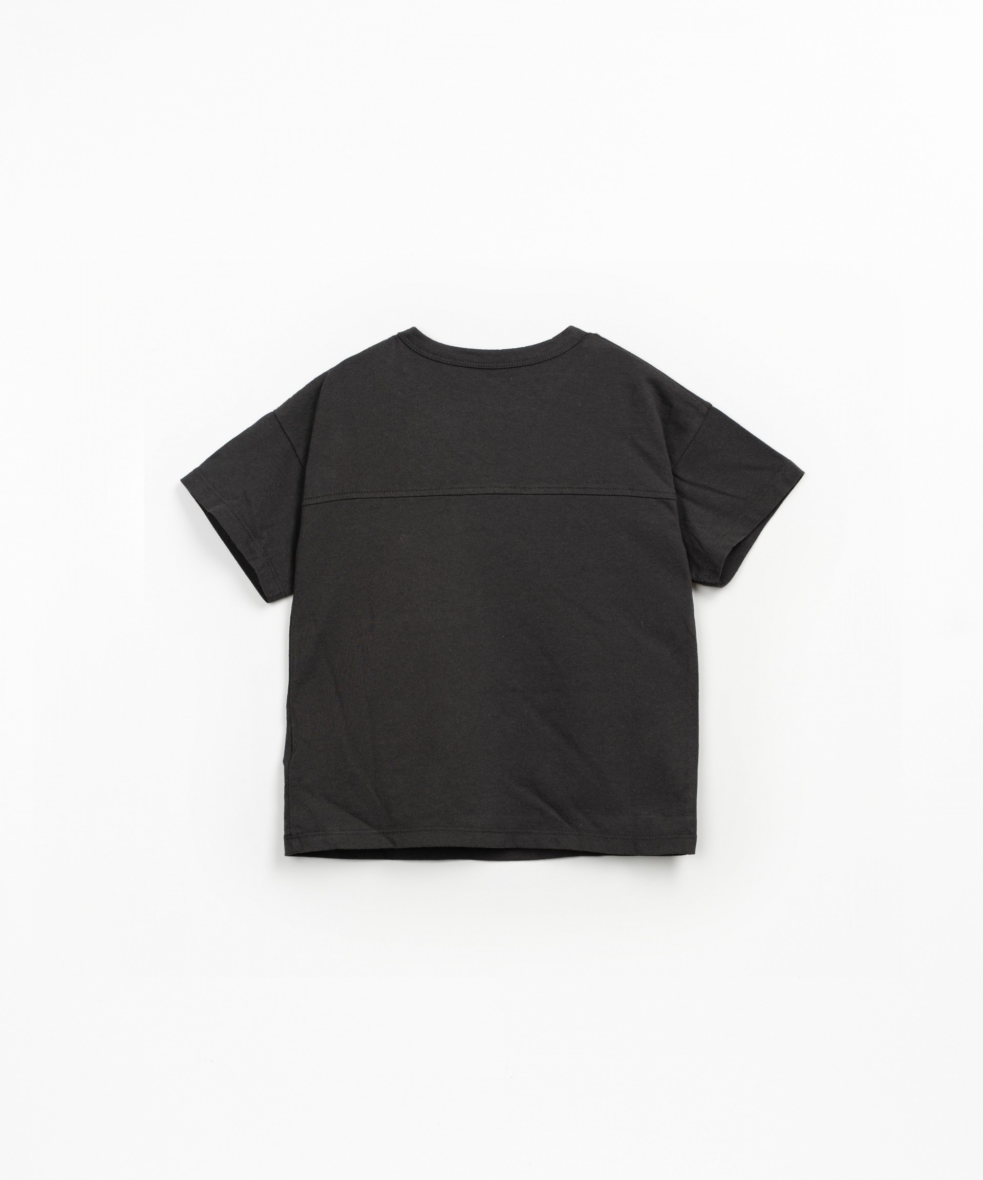 Camiseta con detalles de corte vivo