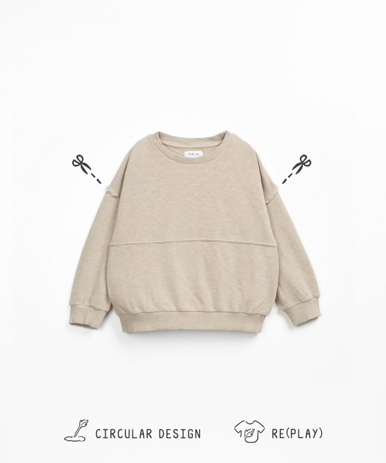 Cotton sweatshirt with coconut buttons and loose fit