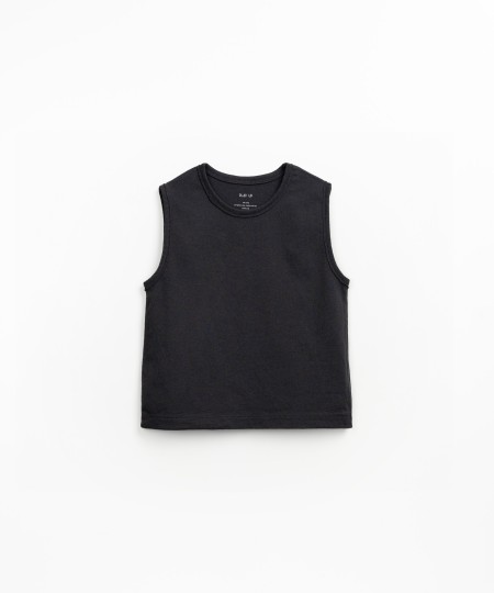 Sleeveless T-shirt with a blend of recycled fibers and organic fibers