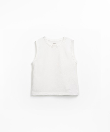 Sleeveless t-shirt with a mix of recycled fibers and organic fibers