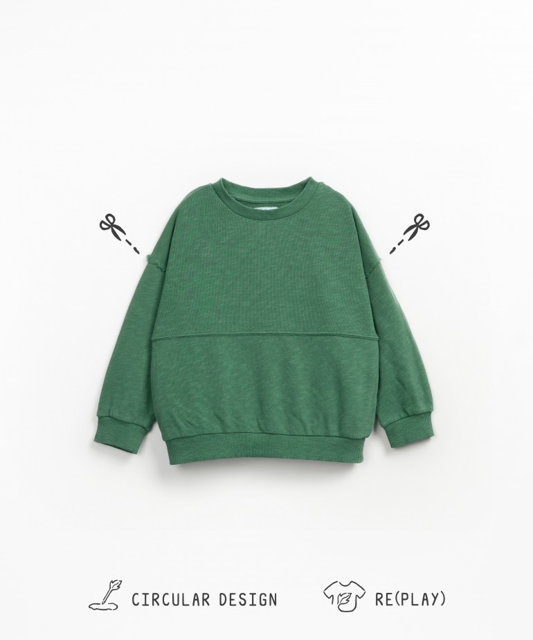 Cotton sweatshirt with coconut buttons and loose cut