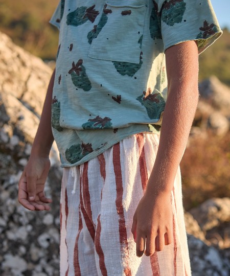 T-shirt em algodão orgânico com estampado de morangos