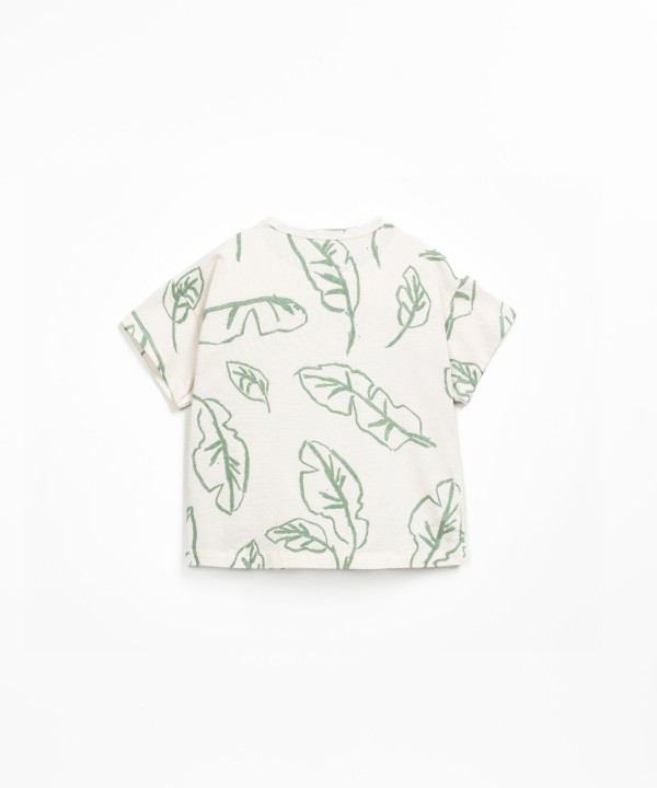 Camiseta con estampado de hojas