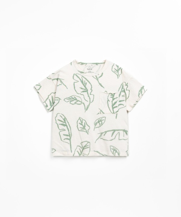 Camiseta con estampado de hojas