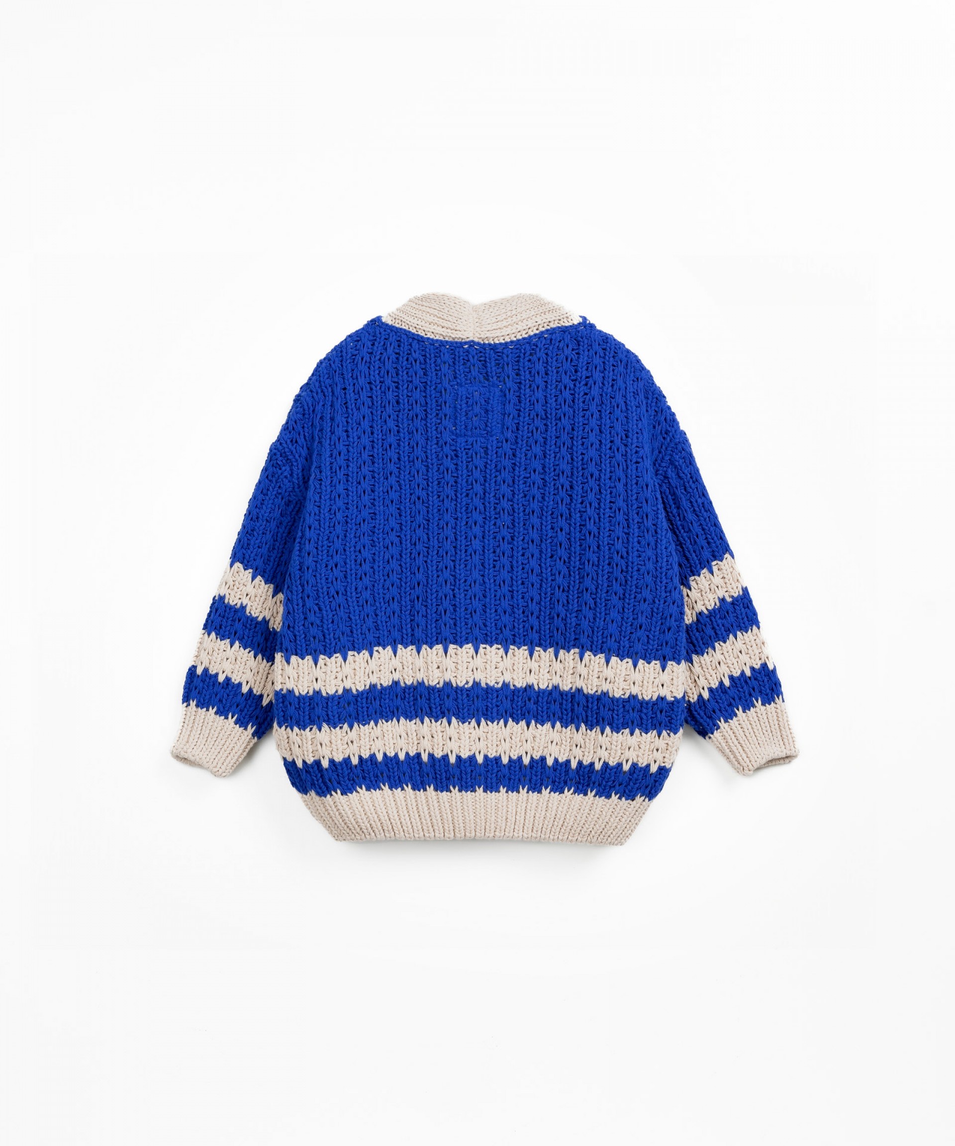 Knitted jacket with coconut button opening