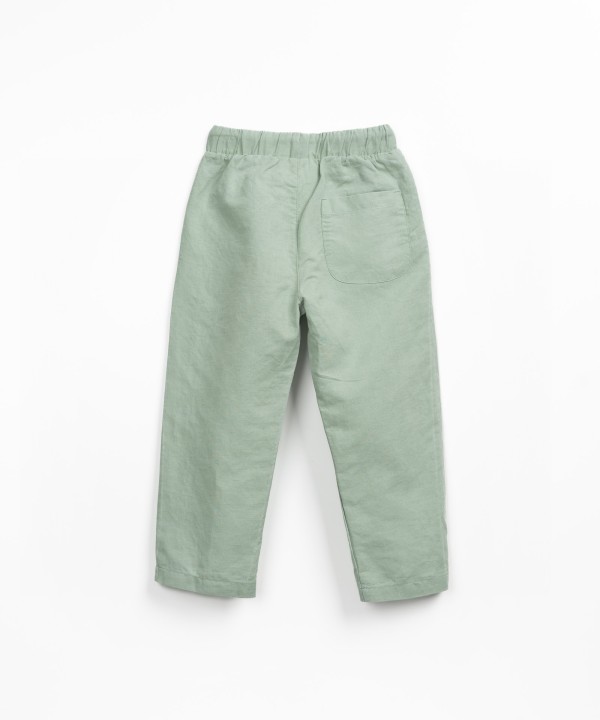 Cal�a de tecido com cinto ajust�vel