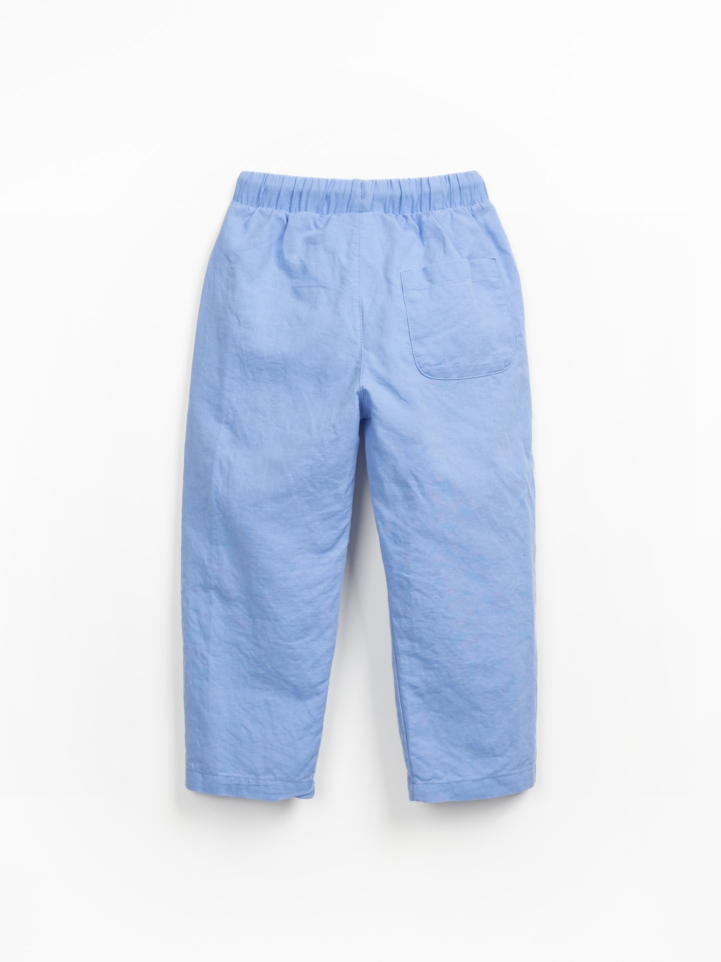 Calça de tecido com cinto ajustável