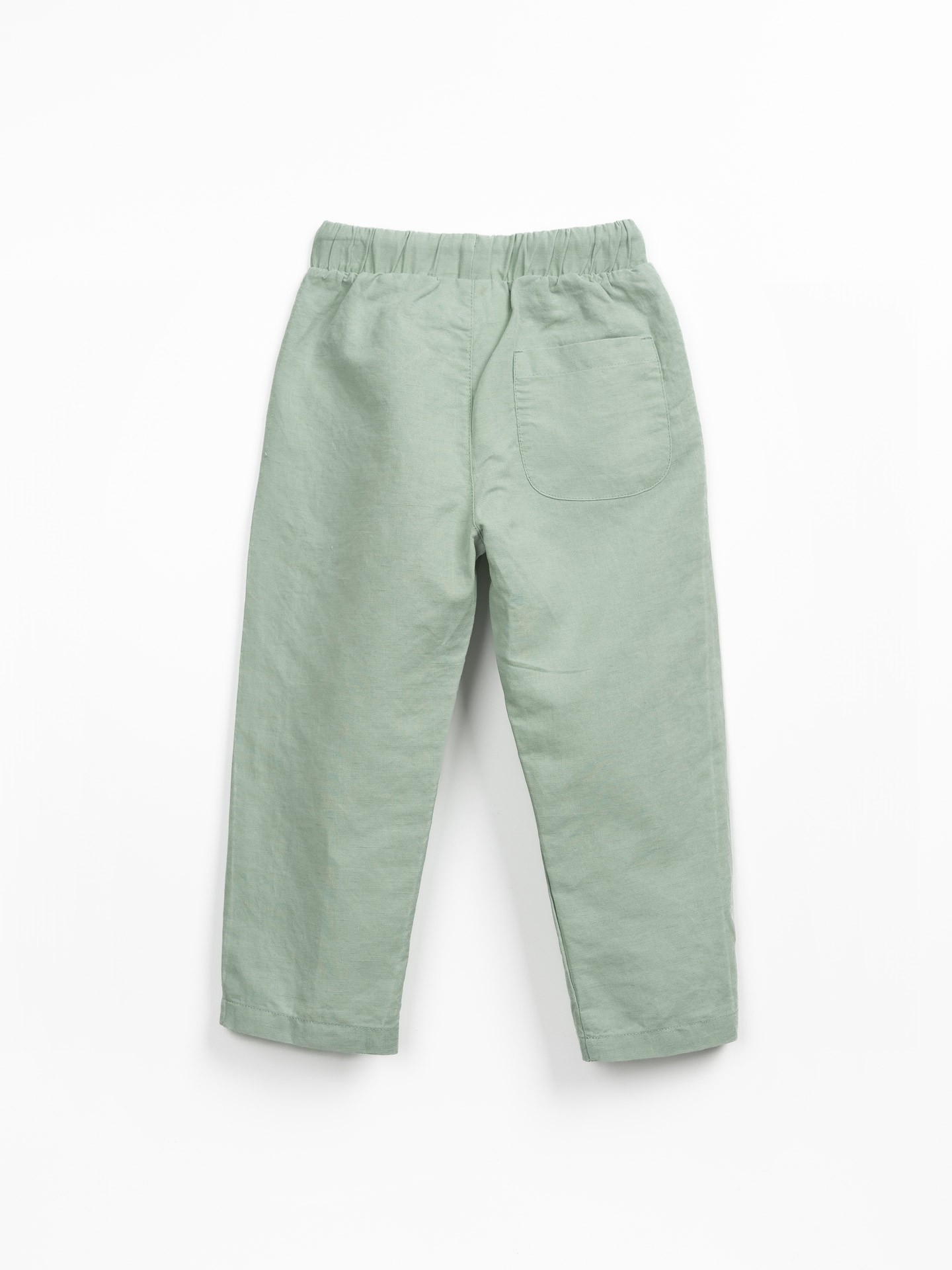 Calça de tecido com cinto ajustável