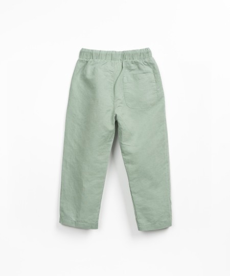 Pantalón de tela con cinturón ajustable