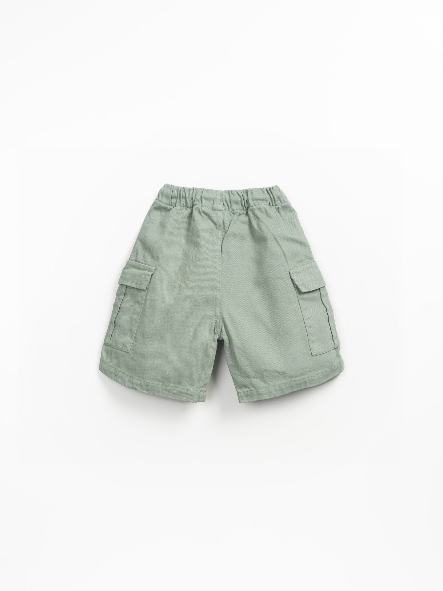 Calção de sarja com bolsos e cordão ajustável