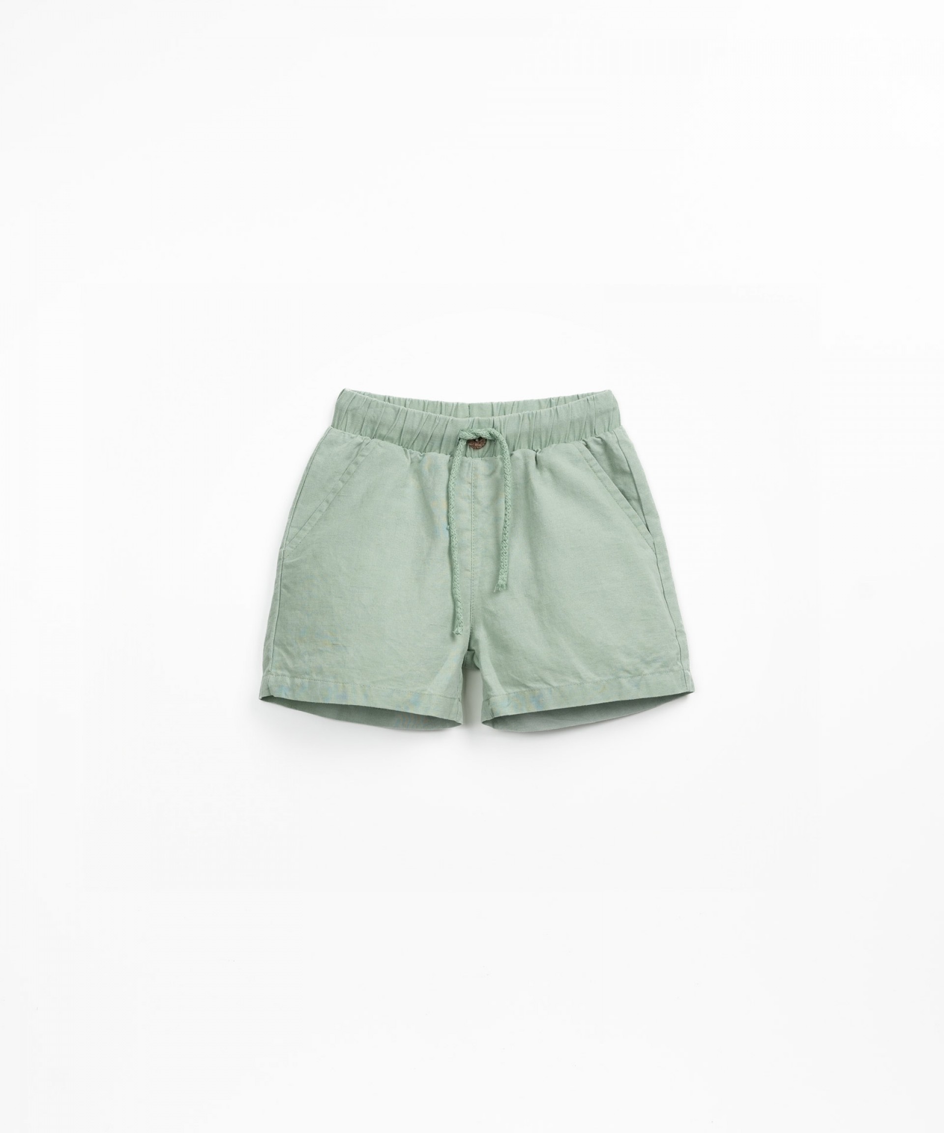 Pantaln corto de tela con botn de coco decorativo