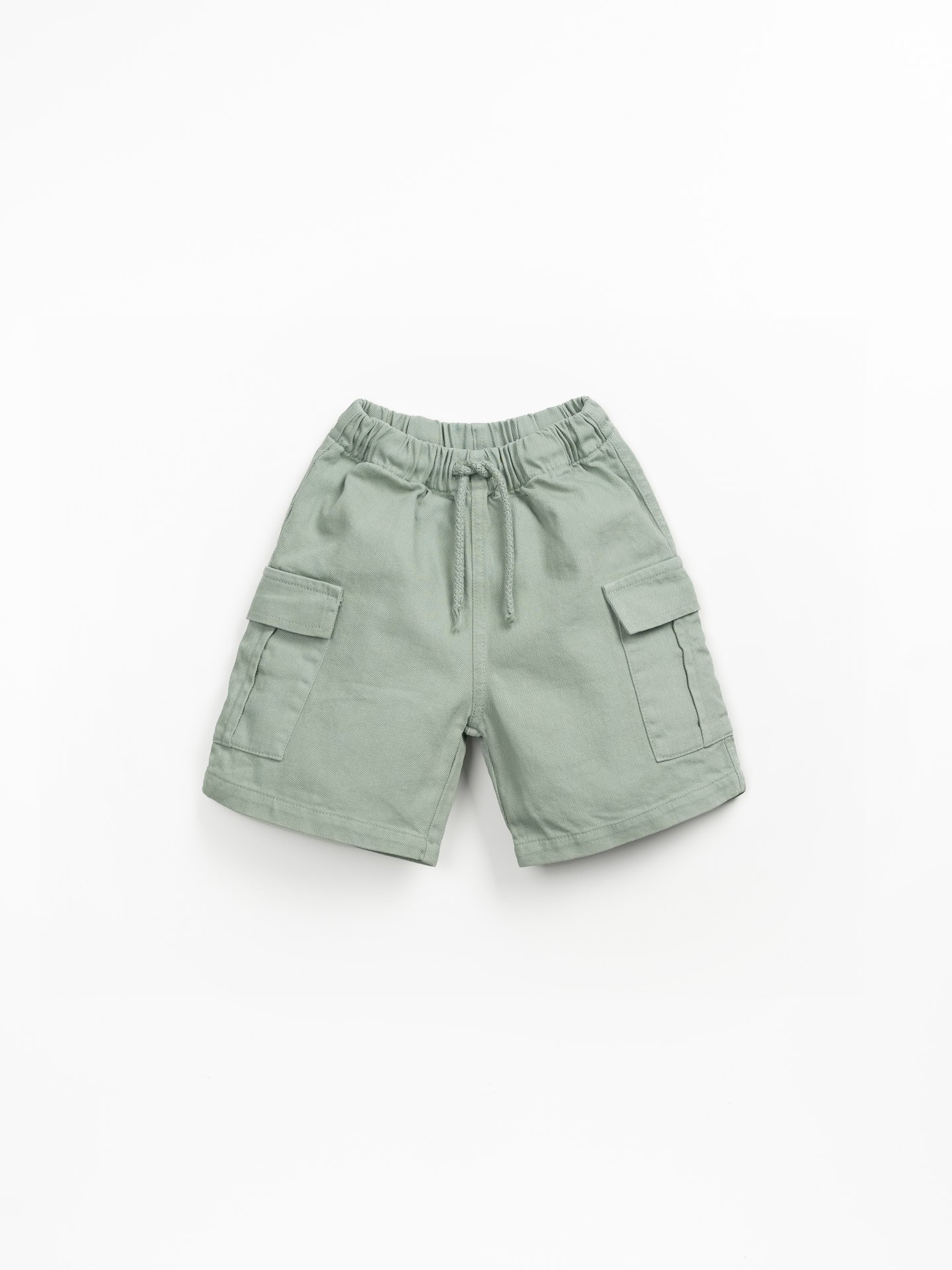 Calção de sarja com bolsos e cordão ajustável