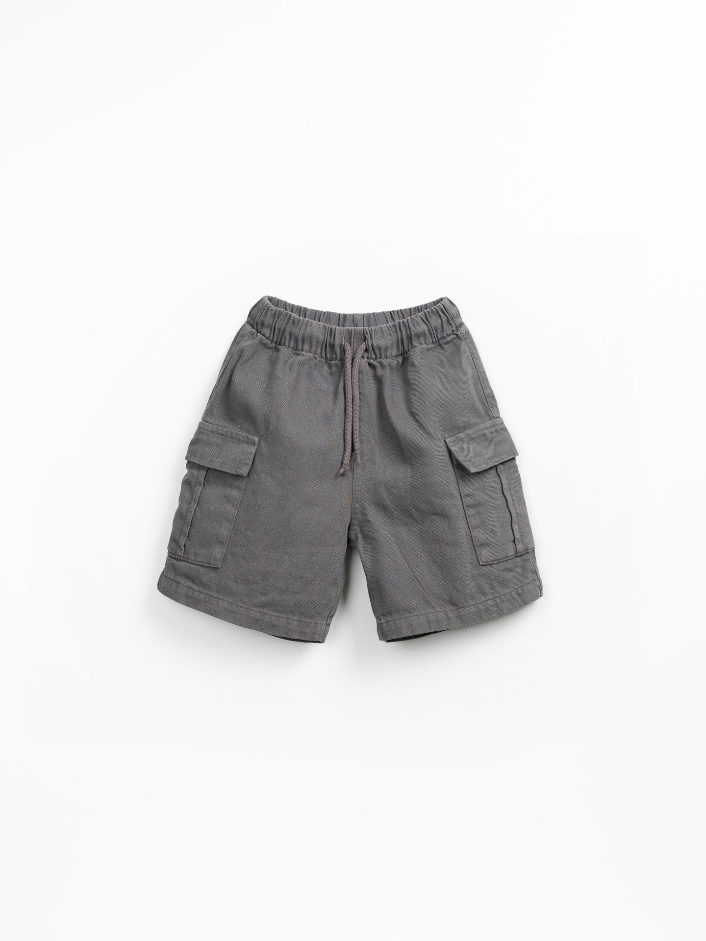 Calção de sarja com bolsos e cordão ajustável