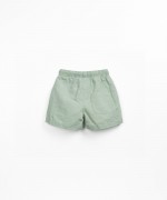 Pantaln corto de tela con botn de coco decorativo