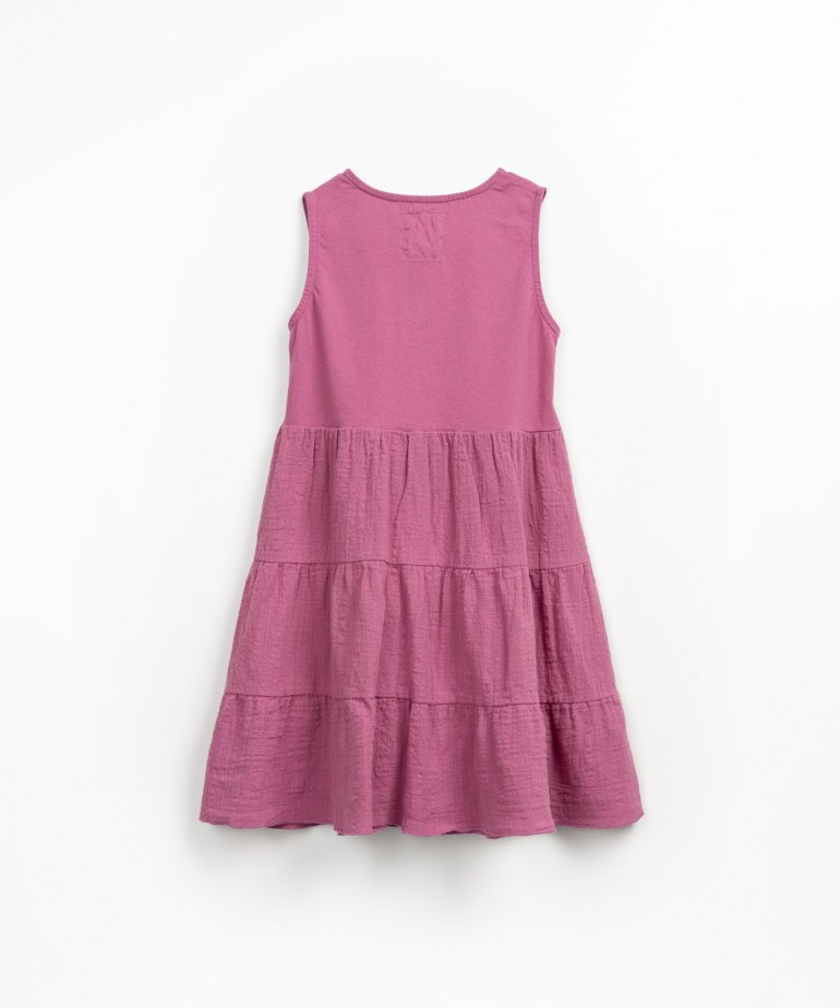 Vestido com mistura de malha e tecido