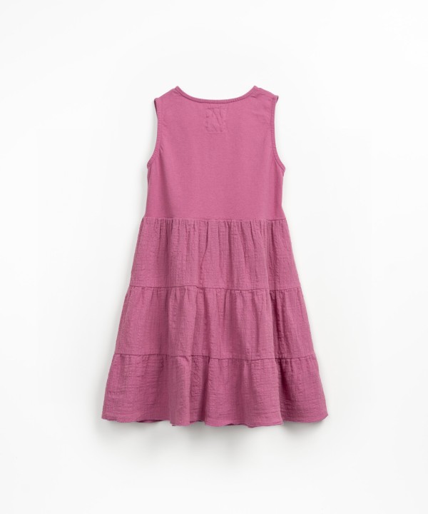 Vestido com mistura de malha e tecido