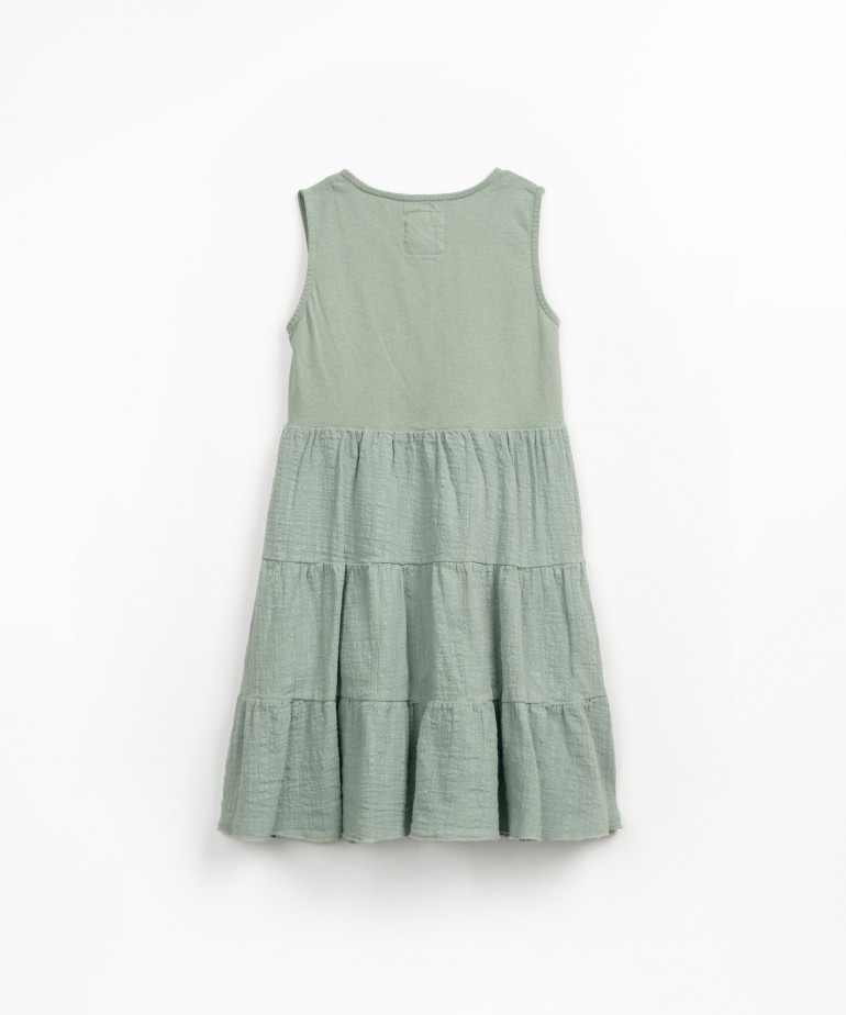 Vestido com mistura de malha e tecido