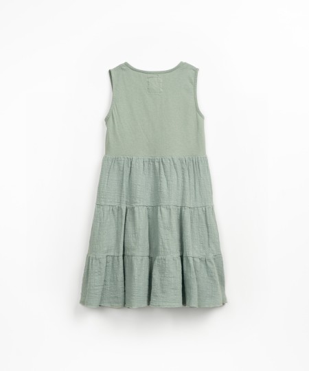 Vestido com mistura de malha e tecido