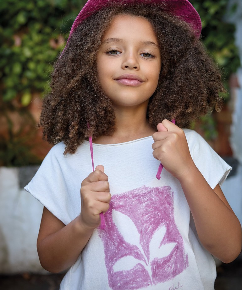 UV-protection t-shirt in organic and recycled cotton with leaf print and fringes