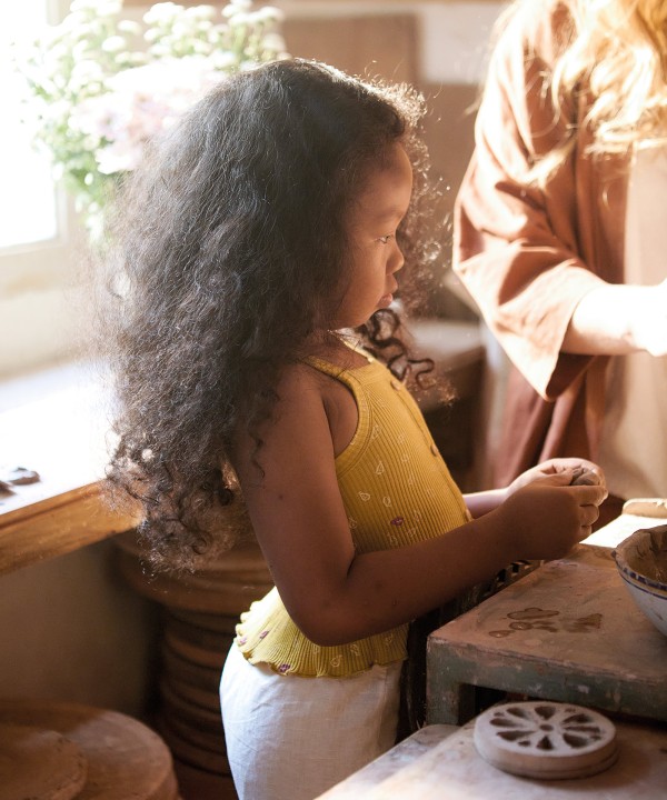 Top de punto con botones decorativos de madera