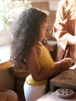 Top de punto con botones decorativos de madera